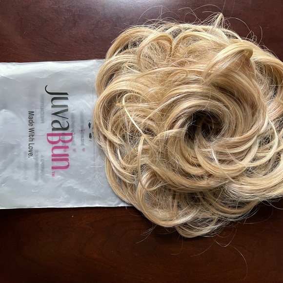 Golden Blonde Premium Messy Bun - Picture 2 of 3